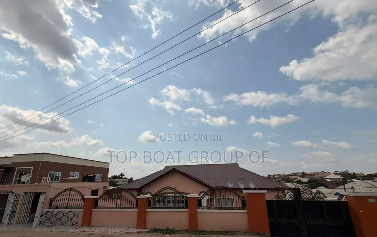 5bdrm House in Top-Boat Estate, Kumasi Metropolitan for sale