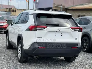 Toyota RAV4 LE 2021 White
