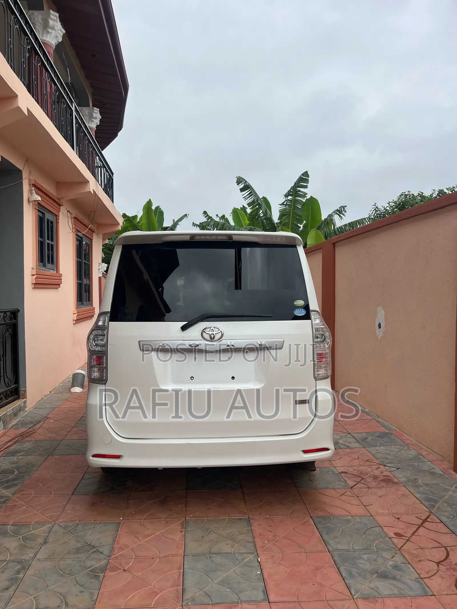 Toyota Voxy 2011 White