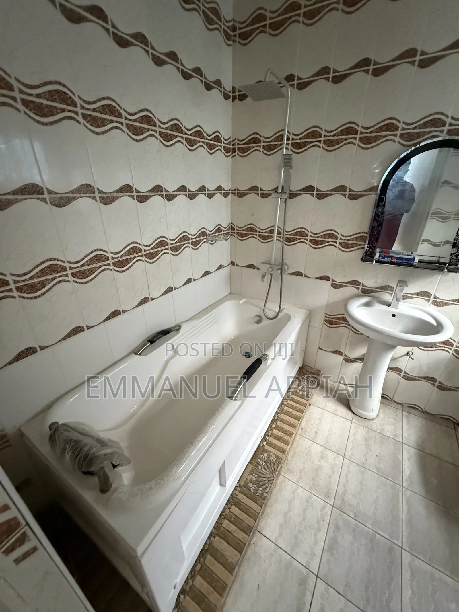 4bdrm House in Awoshie Onyinase for sale