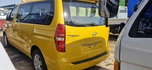 Hyundai Starex 2015 Yellow