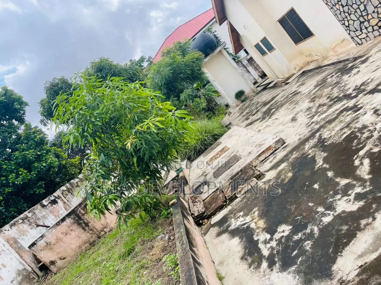 5bdrm House in Madev Realty, Sowutwuom for sale