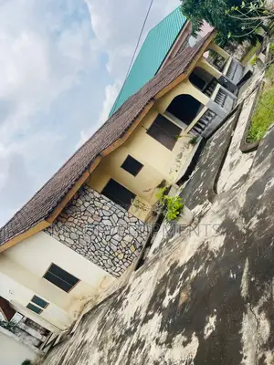 5bdrm House in Madev Realty, Sowutwuom for sale