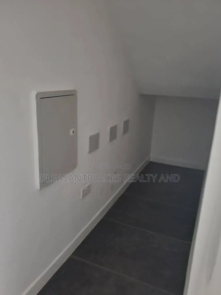 Furnished 3bdrm Townhouse / Terrace in Pleasantplaces And, Oyarifa