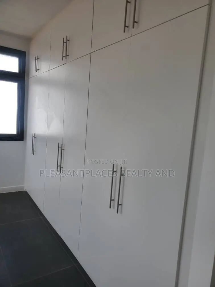 Furnished 3bdrm Townhouse / Terrace in Pleasantplaces And, Oyarifa