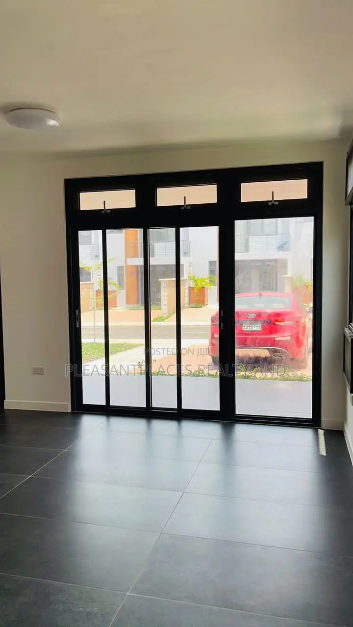 Furnished 3bdrm Townhouse / Terrace in Pleasantplaces And, Oyarifa