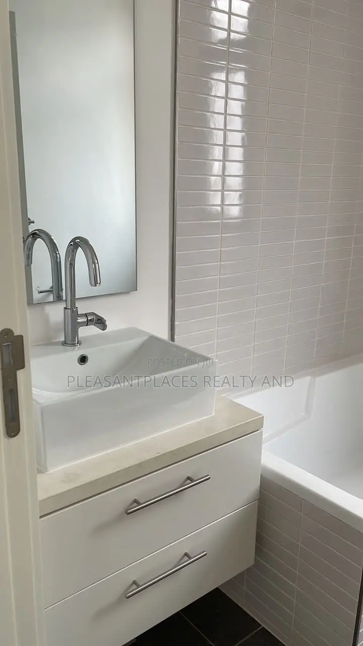 Furnished 3bdrm Townhouse / Terrace in Pleasantplaces And, Oyarifa