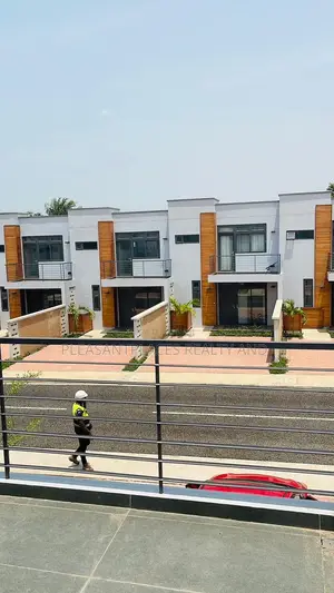 Furnished 3bdrm Townhouse / Terrace in Pleasantplaces And, Oyarifa