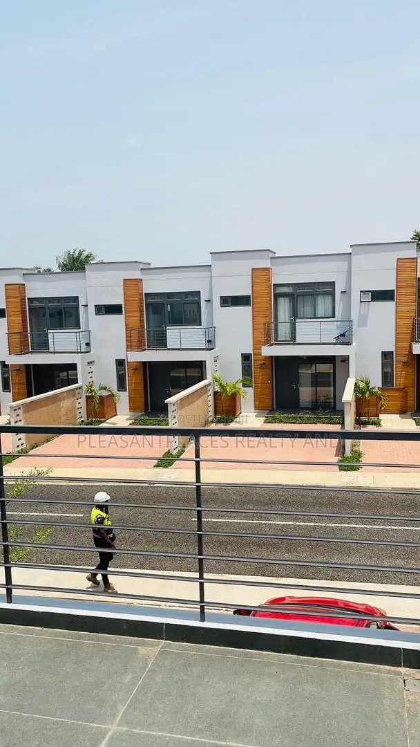 Furnished 3bdrm Townhouse / Terrace in Pleasantplaces And, Oyarifa