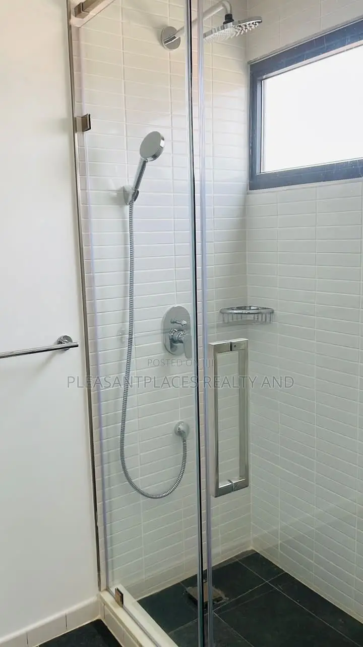 Furnished 3bdrm Townhouse / Terrace in Pleasantplaces And, Oyarifa