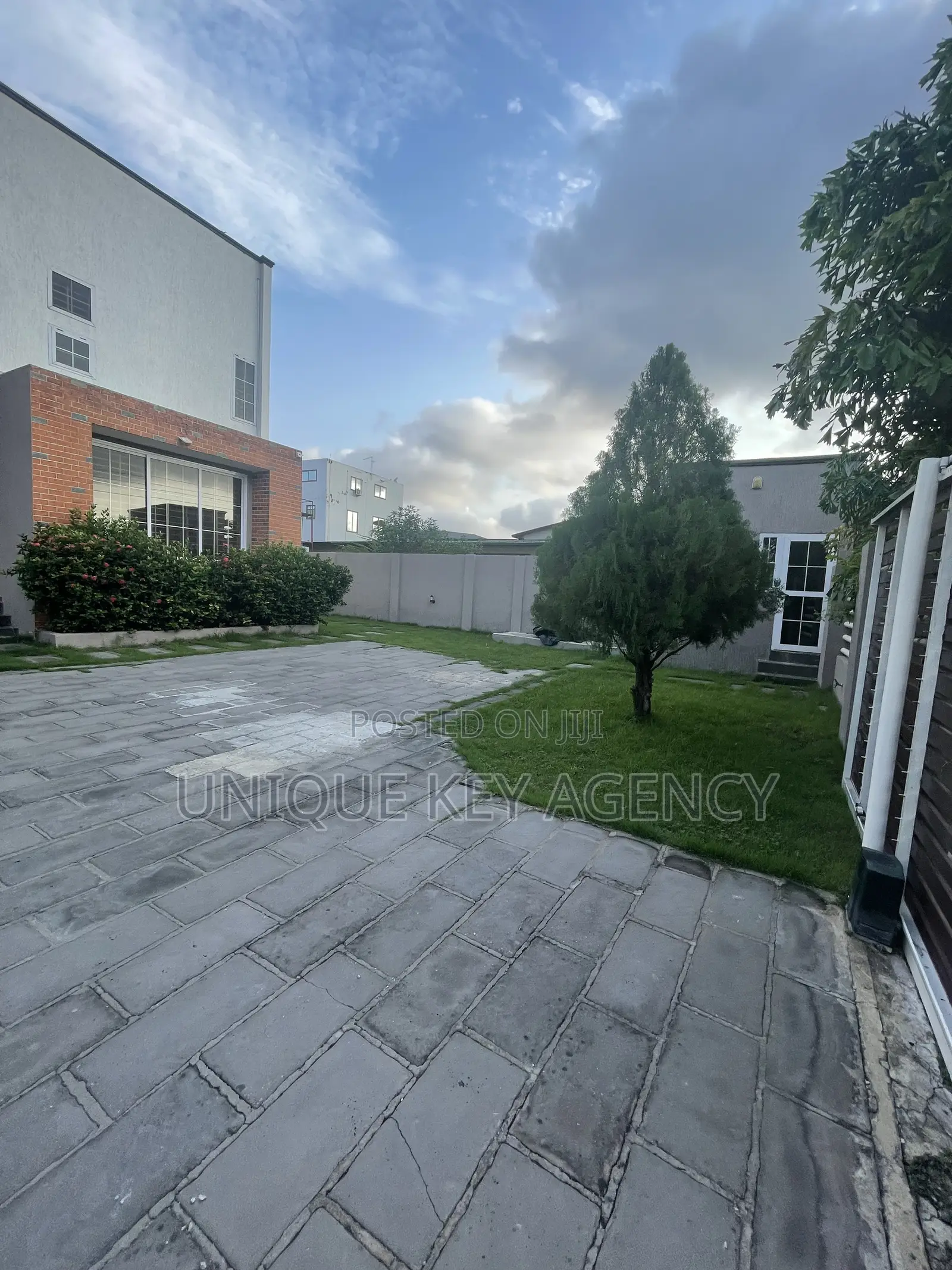 3bdrm House in Unique Key Agency, East Legon for rent