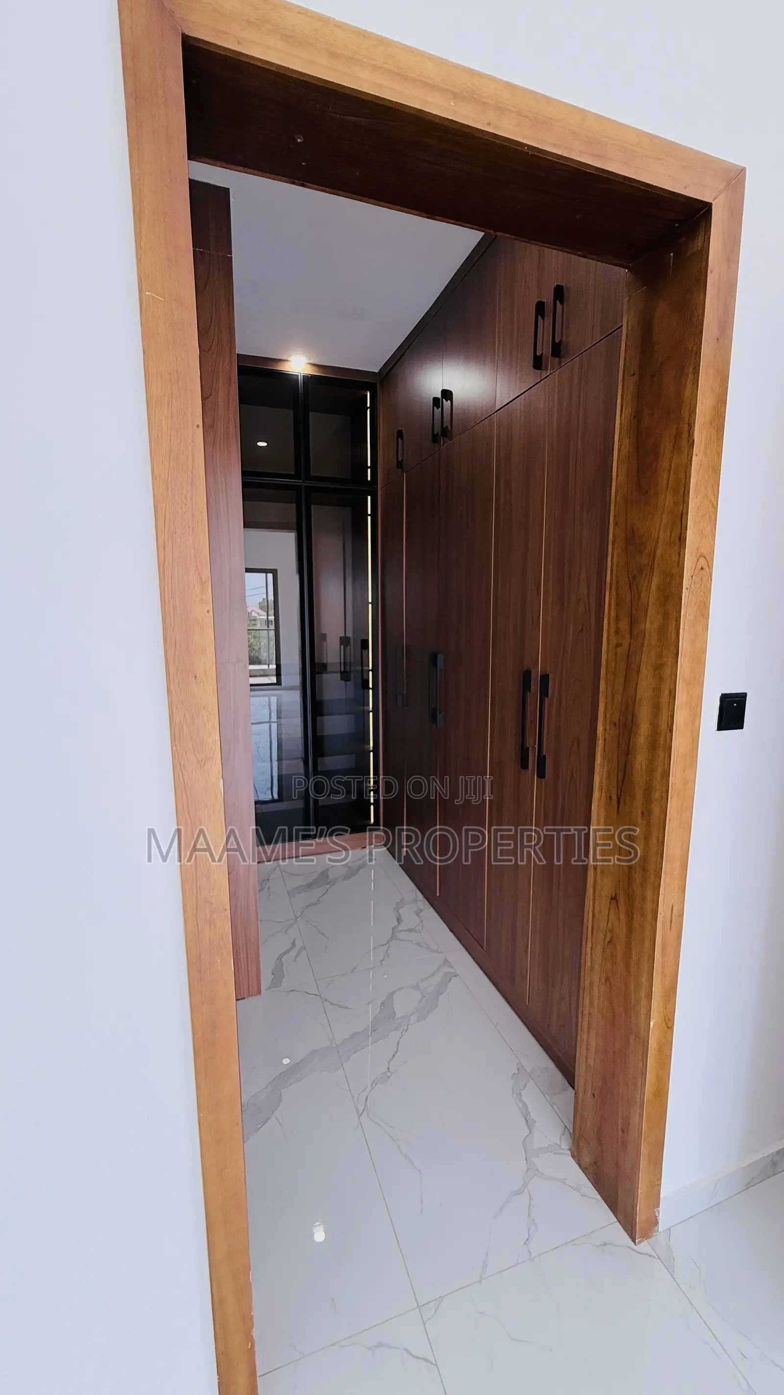 5bdrm Duplex in Tema Metropolitan for sale