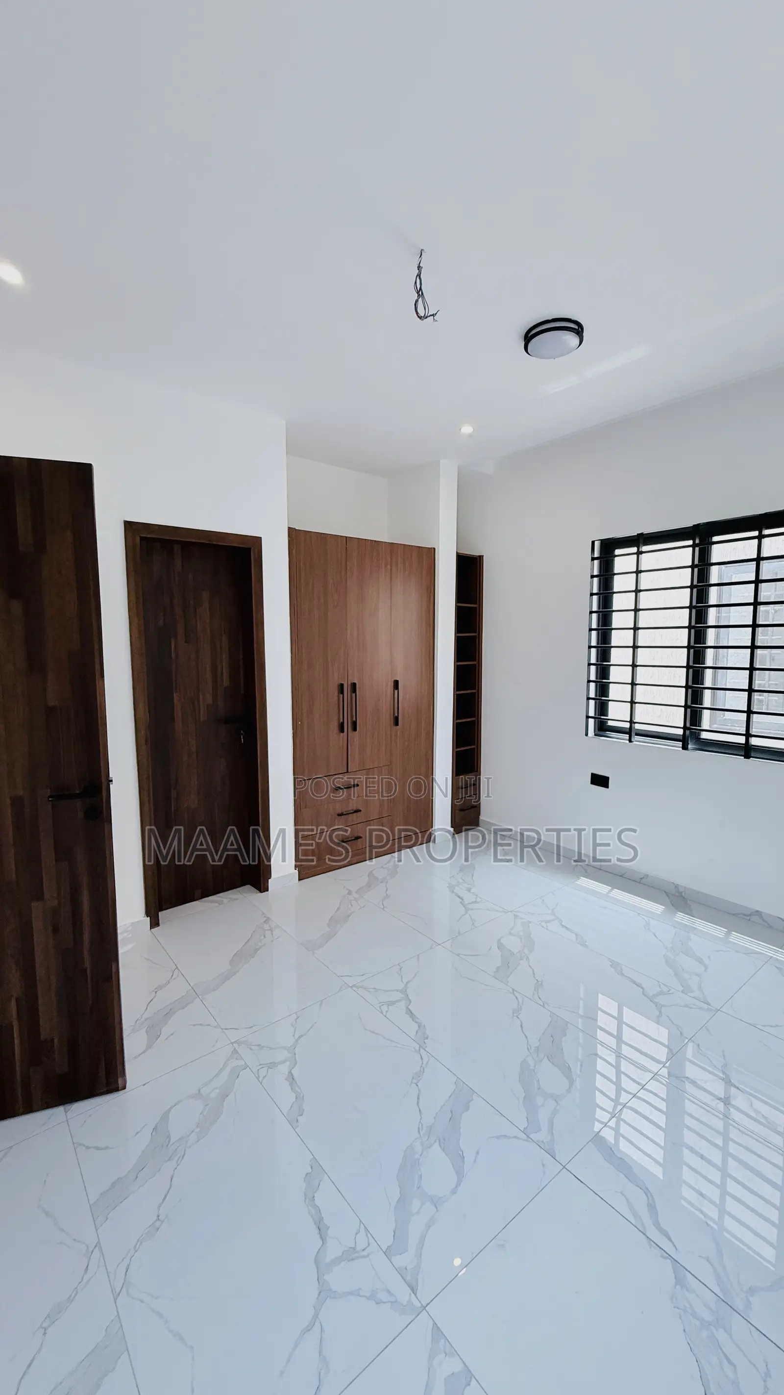 5bdrm Duplex in Tema Metropolitan for sale