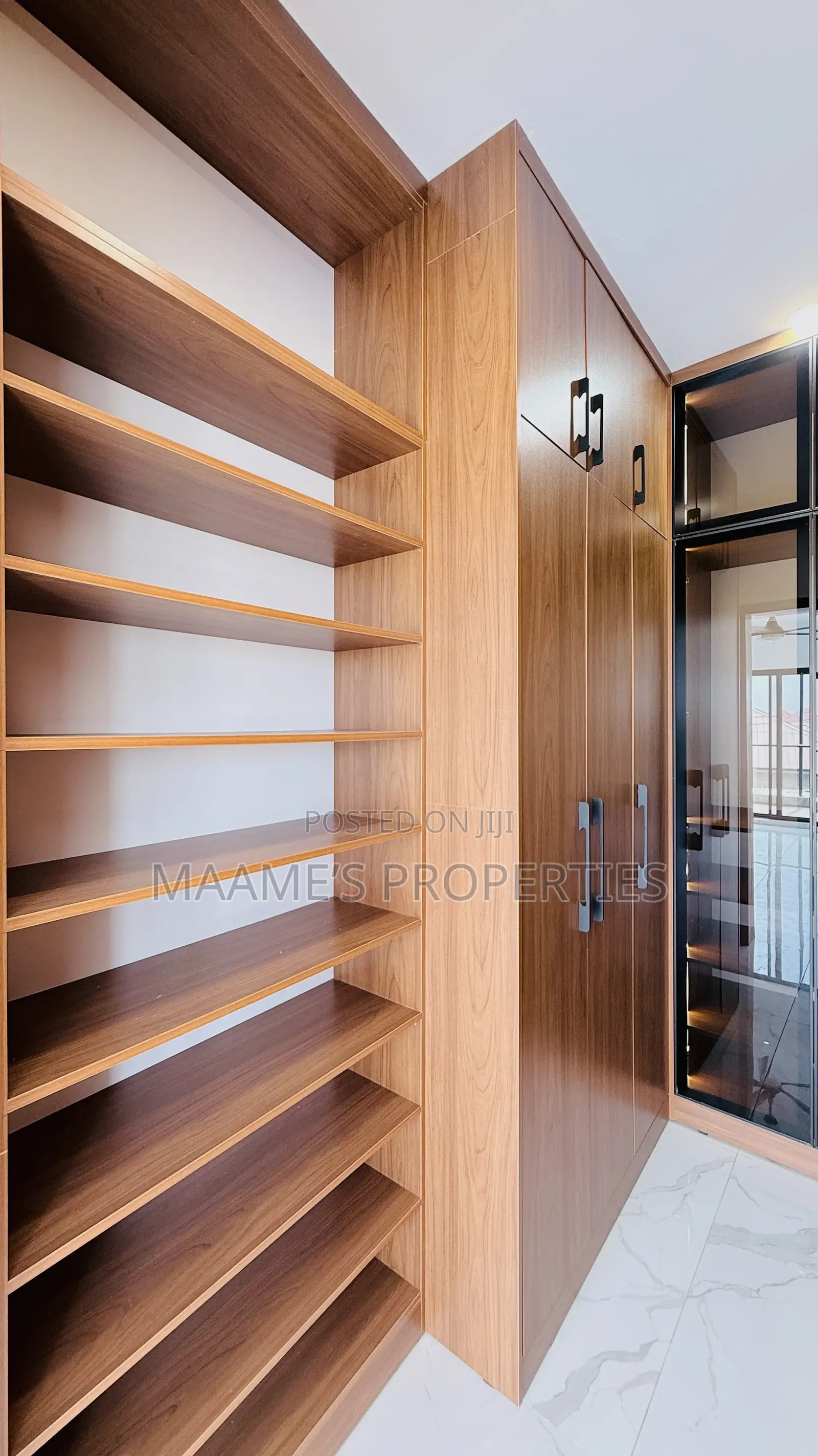 5bdrm Duplex in Tema Metropolitan for sale