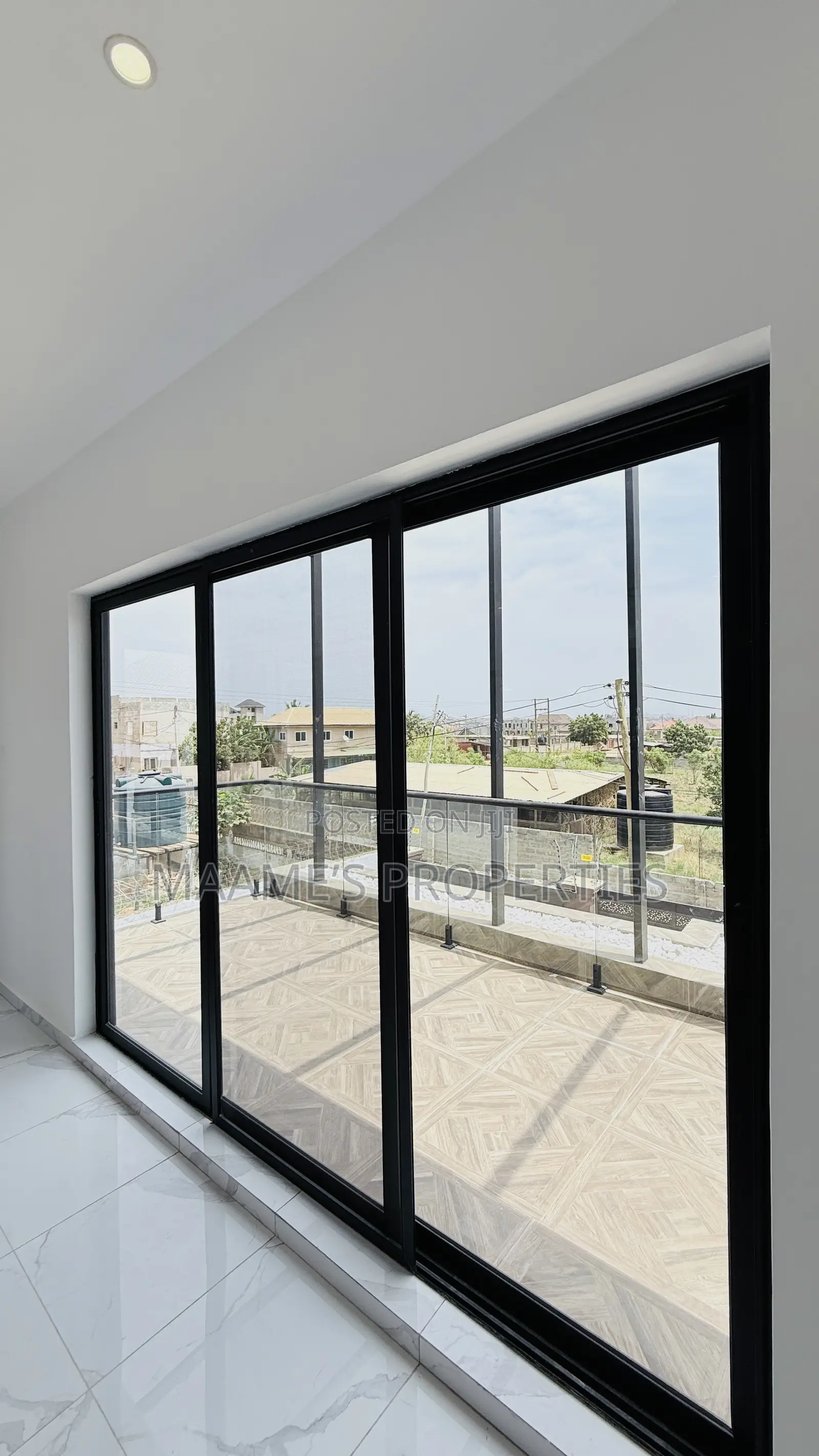 5bdrm Duplex in Tema Metropolitan for sale