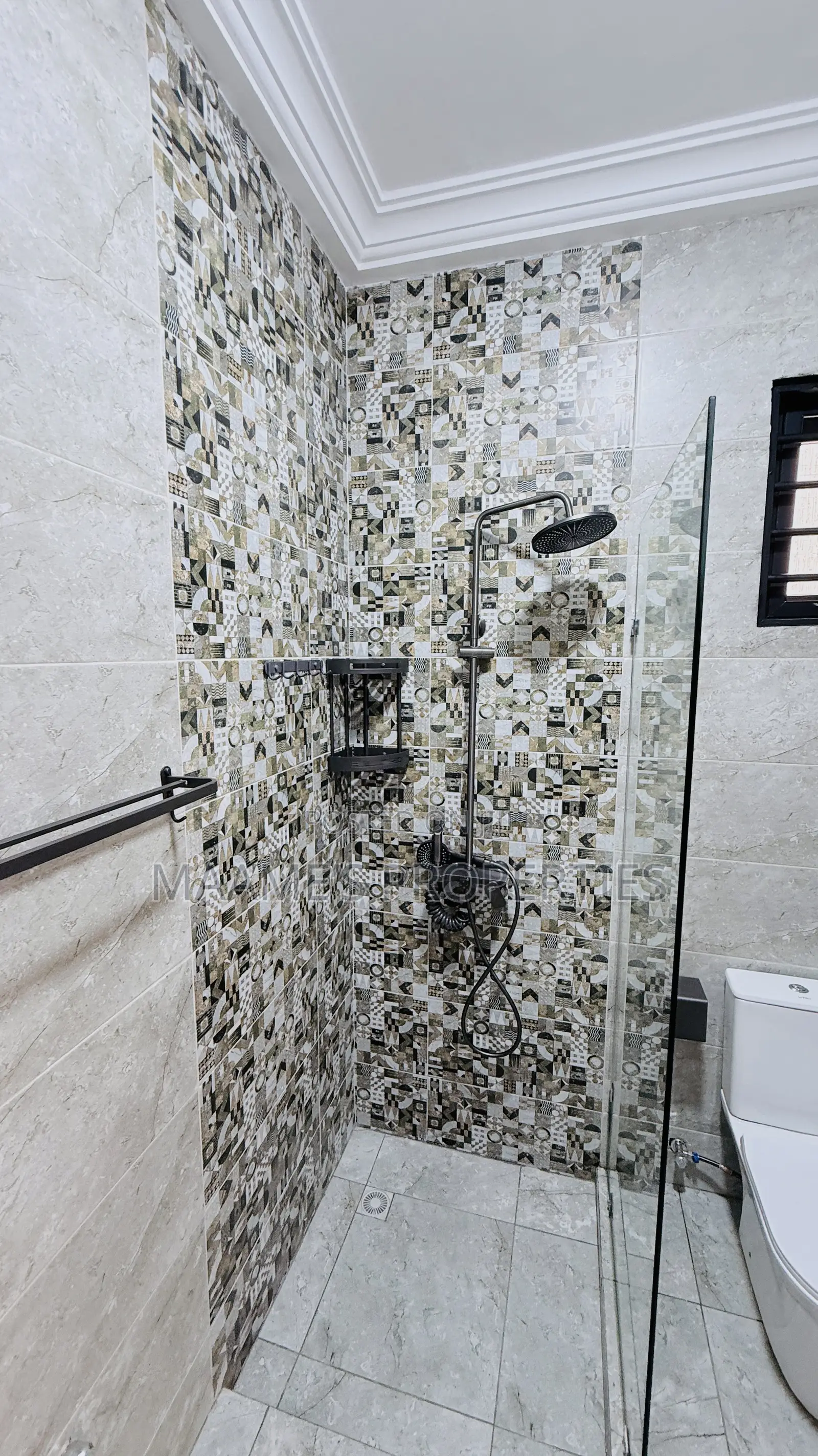 5bdrm Duplex in Tema Metropolitan for sale