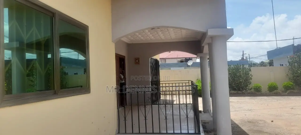 4bdrm House in Westhills Mall for rent