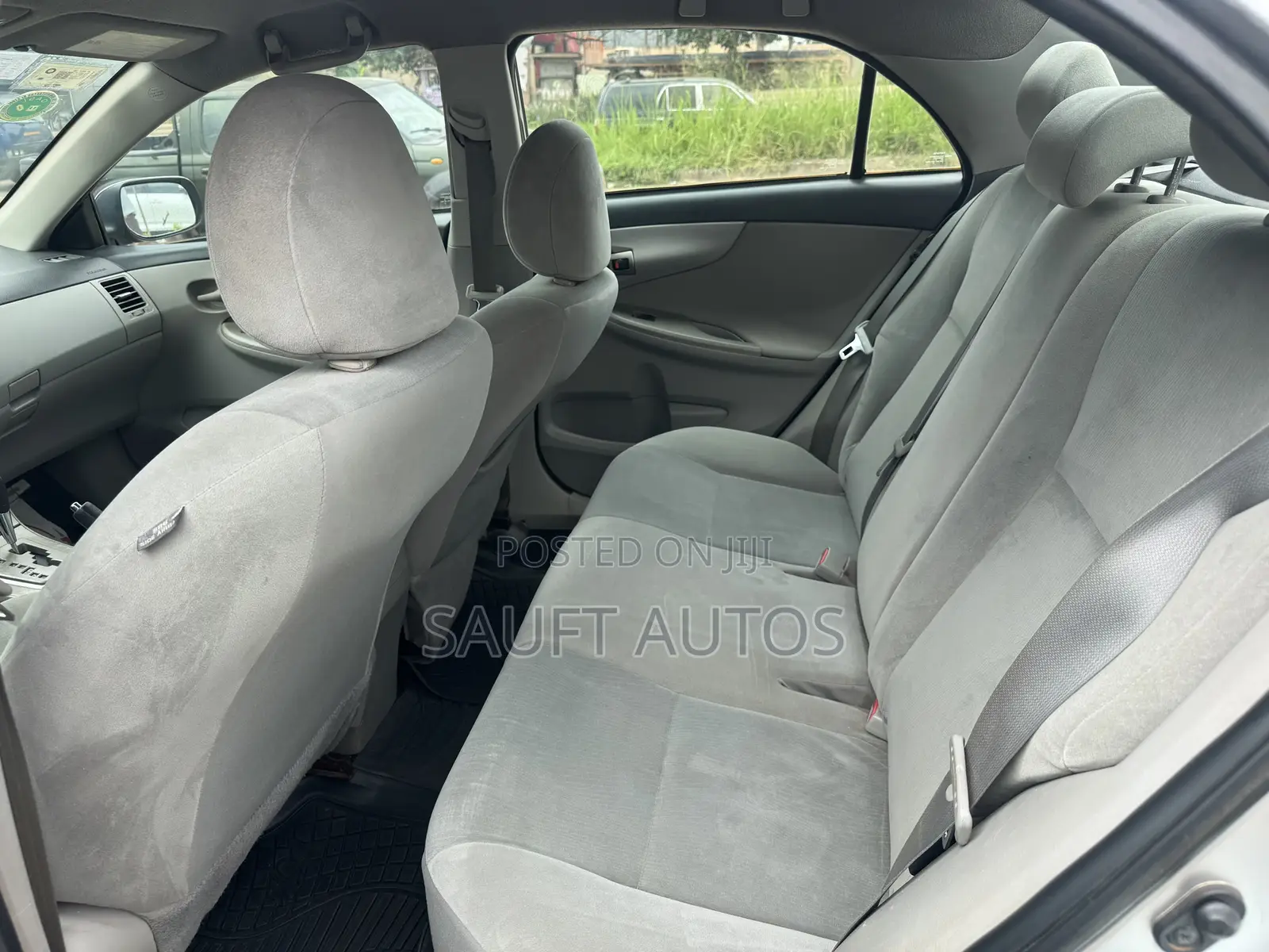 Toyota Corolla LE 4dr Sedan (1.8L 4cyl 4A) 2013 Silver
