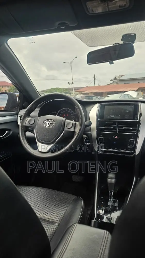 Toyota Yaris 1.5 Sedan XLE 2020 Black