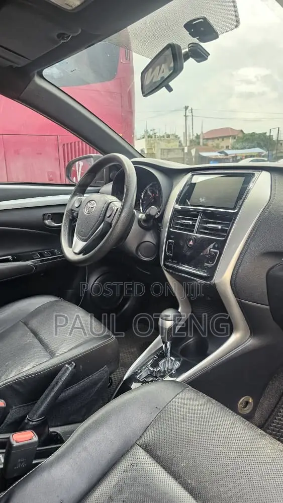 Toyota Yaris 1.5 Sedan XLE 2020 Black