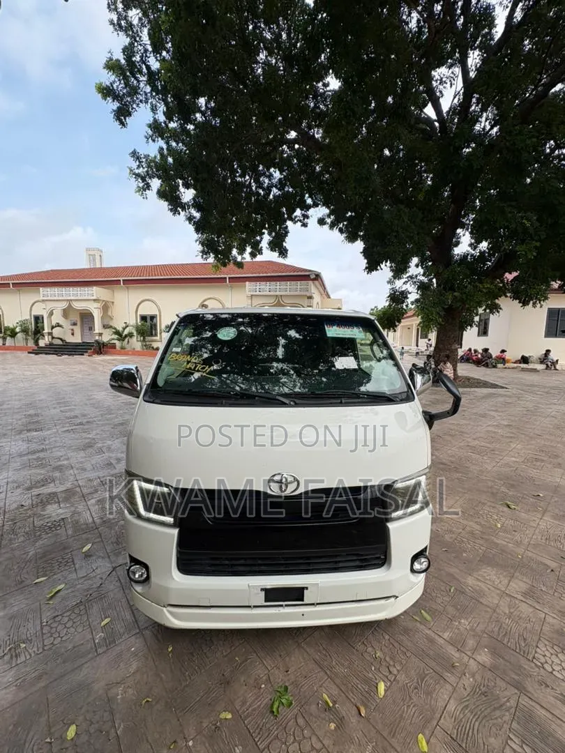 Toyota HiAce 2016 White