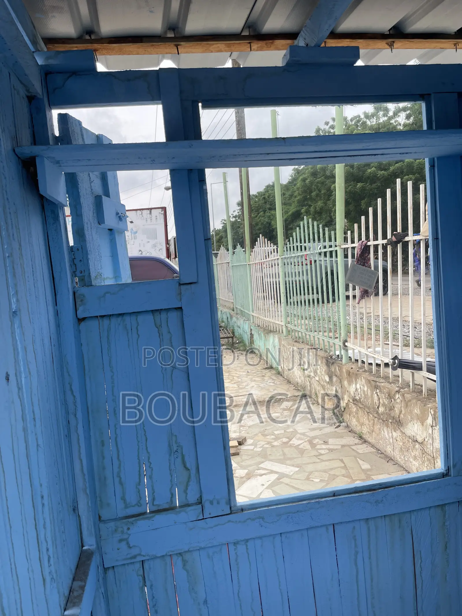 Wooden Commercial Kiosk / Food Joint Container With Glass Window⁠ Good
