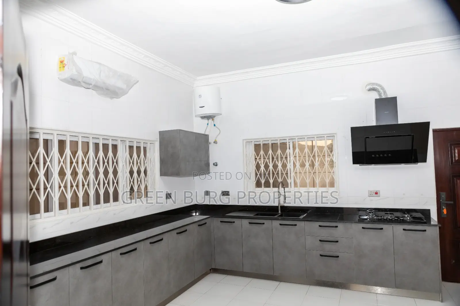 4bdrm Townhouse / Terrace in Cantonments for rent