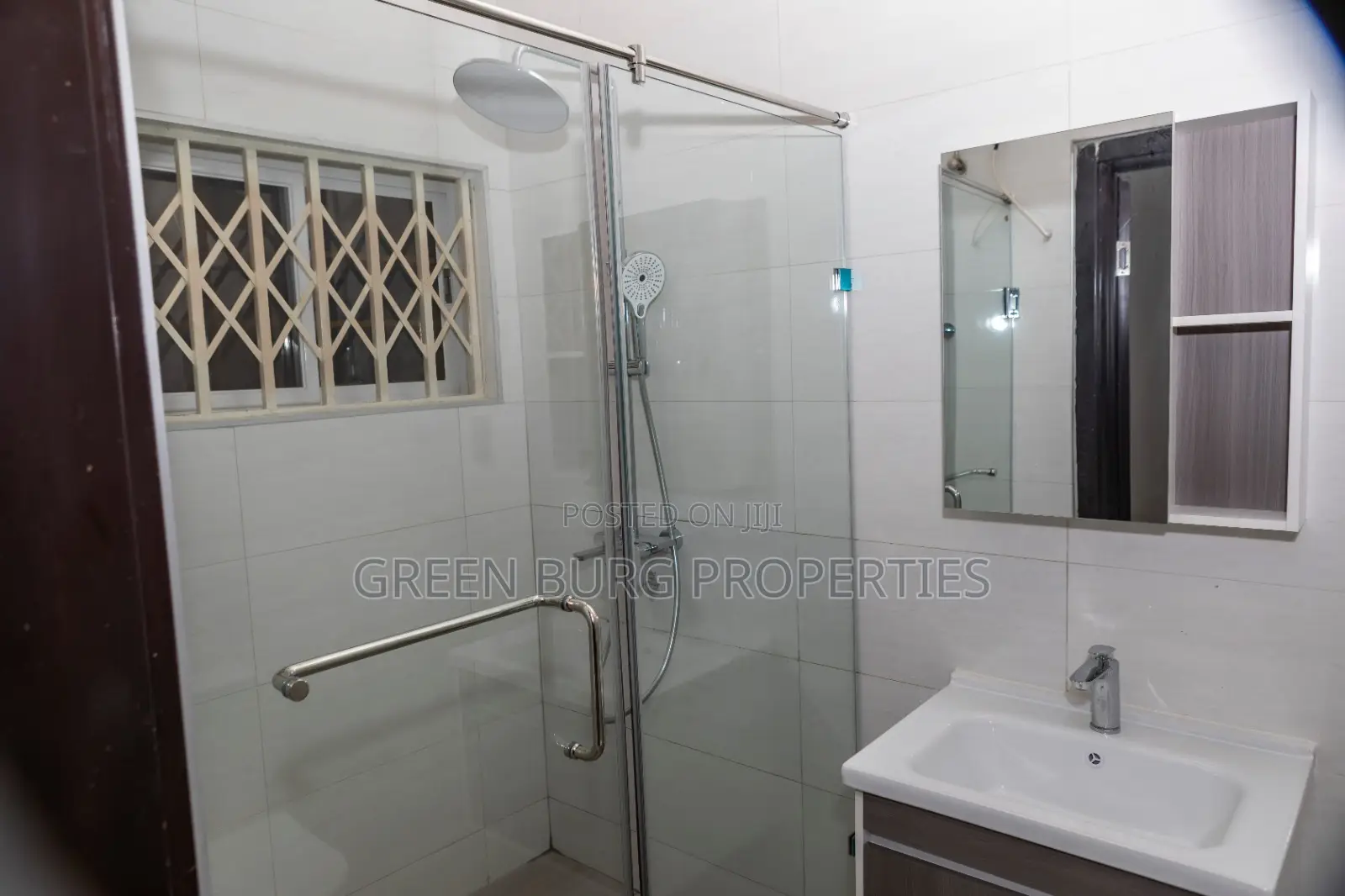 4bdrm Townhouse / Terrace in Cantonments for rent
