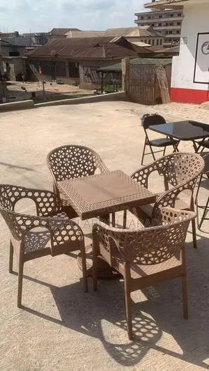 Meeting Chairs With Table Plastic With 4 Chairs and 1 Table