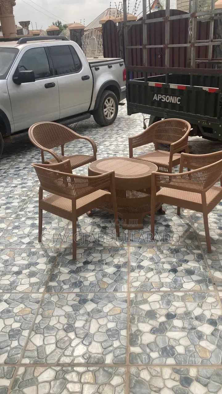 Meeting Chairs With Table Plastic With 4 Chairs and 1 Table
