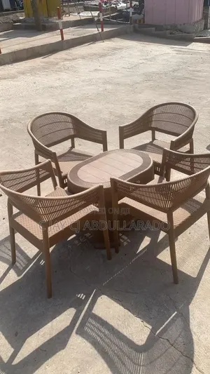 Meeting Chairs With Table Plastic With 4 Chairs and 1 Table