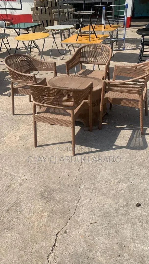 Meeting Chairs With Table Plastic With 4 Chairs and 1 Table