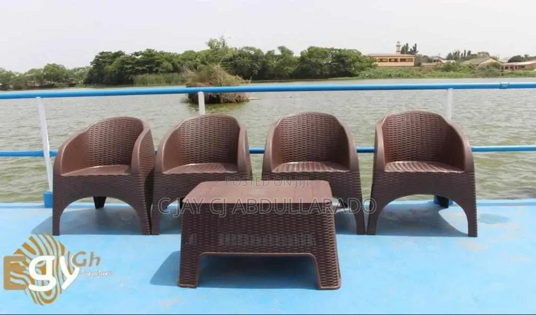 Meeting Chairs With Table Plastic With 4 Chairs and 1 Table