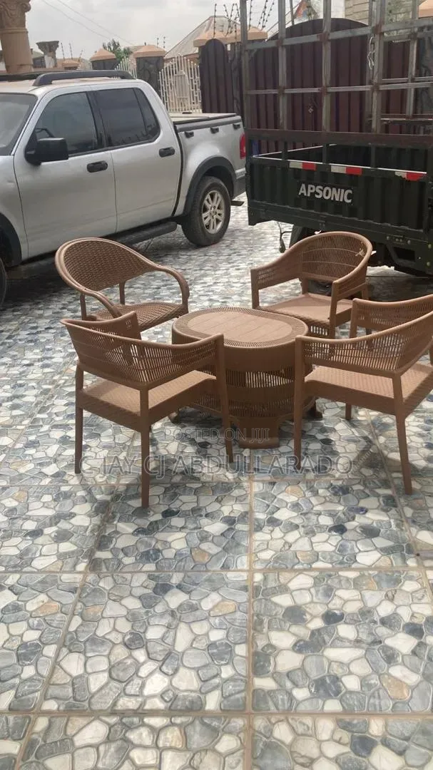 Meeting Chairs With Table Plastic With 4 Chairs and 1 Table
