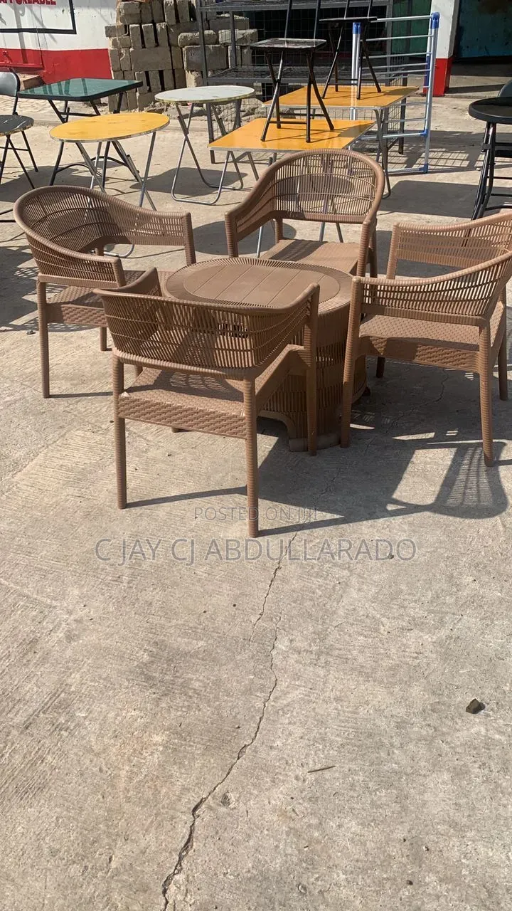 Meeting Chairs With Table Plastic With 4 Chairs and 1 Table