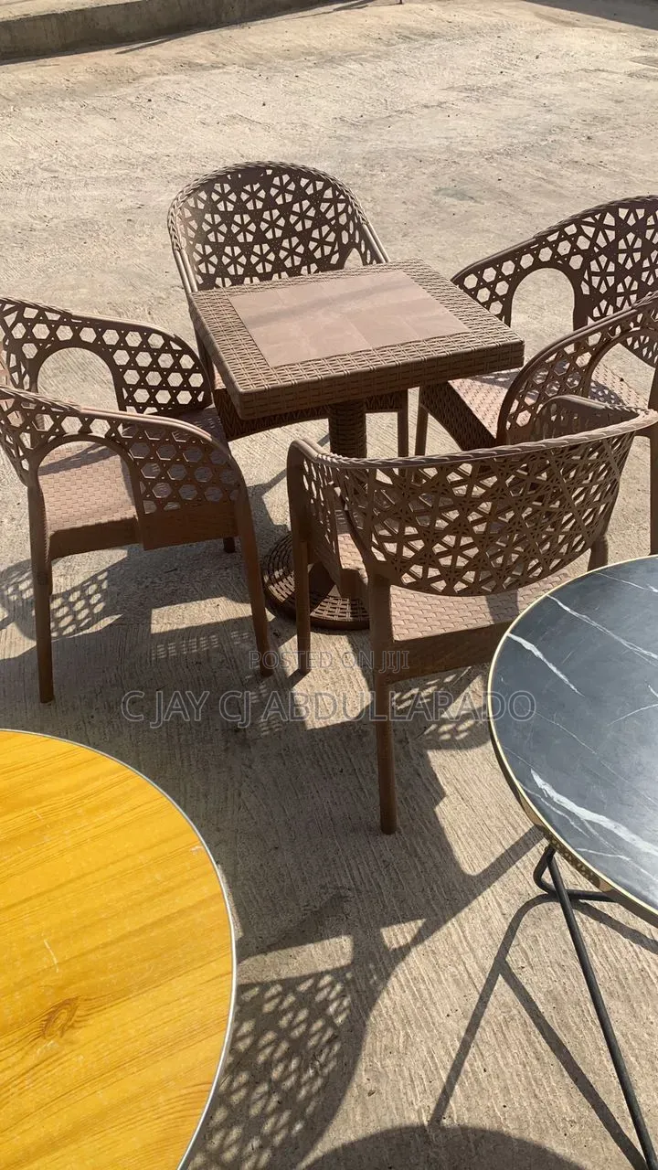 Meeting Chairs With Table Plastic With 4 Chairs and 1 Table