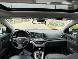 Hyundai Elantra Limited Sedan FWD (2.0L 4cyl 6A) 2017 Silver