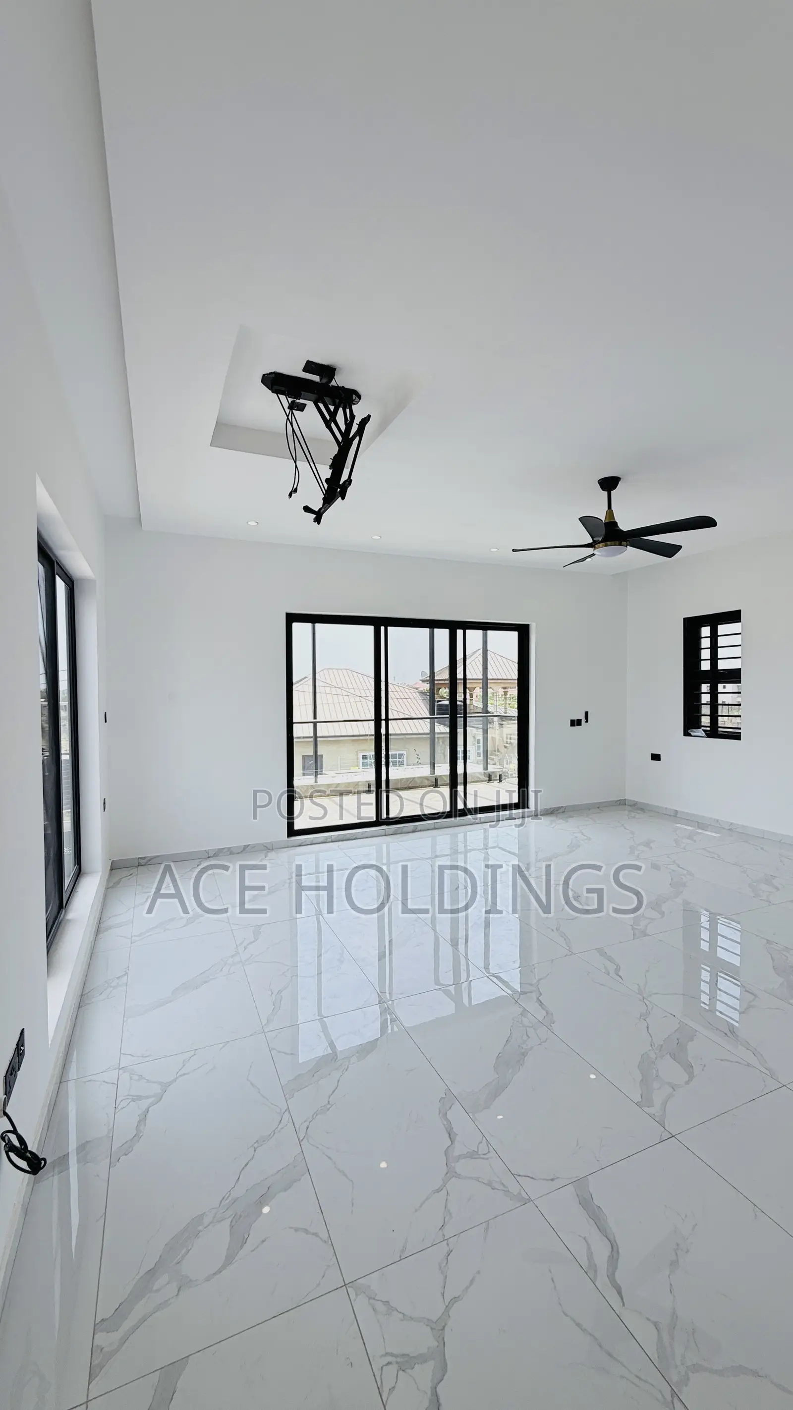 4bdrm House in Community 25, Tema Metropolitan for sale