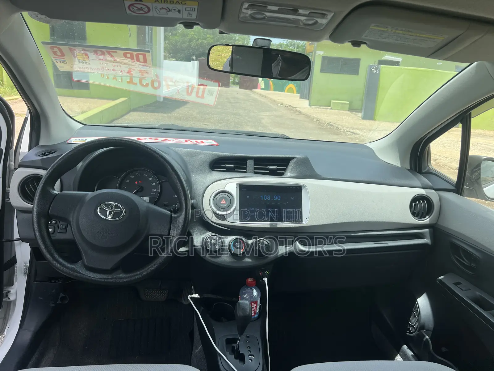 Toyota Vitz 1.3 FWD 5dr 2012 Silver