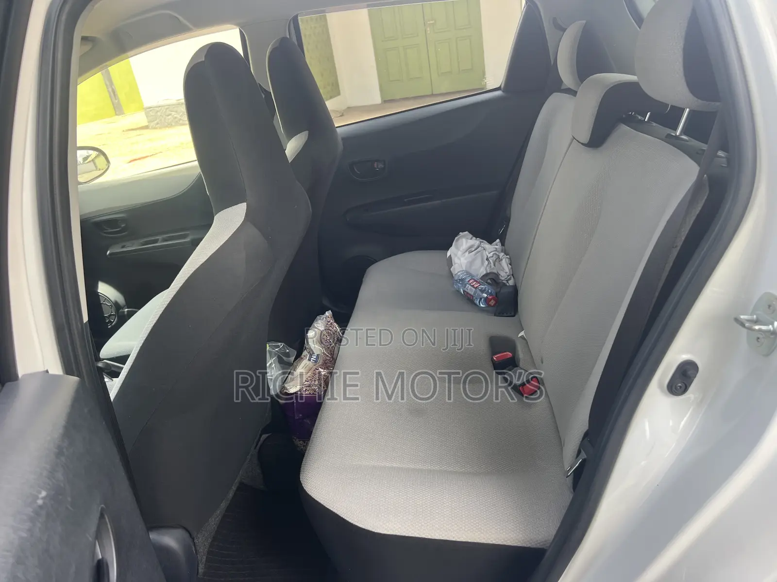 Toyota Vitz 1.3 FWD 5dr 2012 Silver
