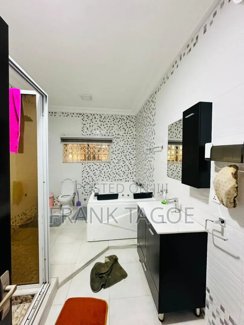 5bdrm House in Danfa for sale