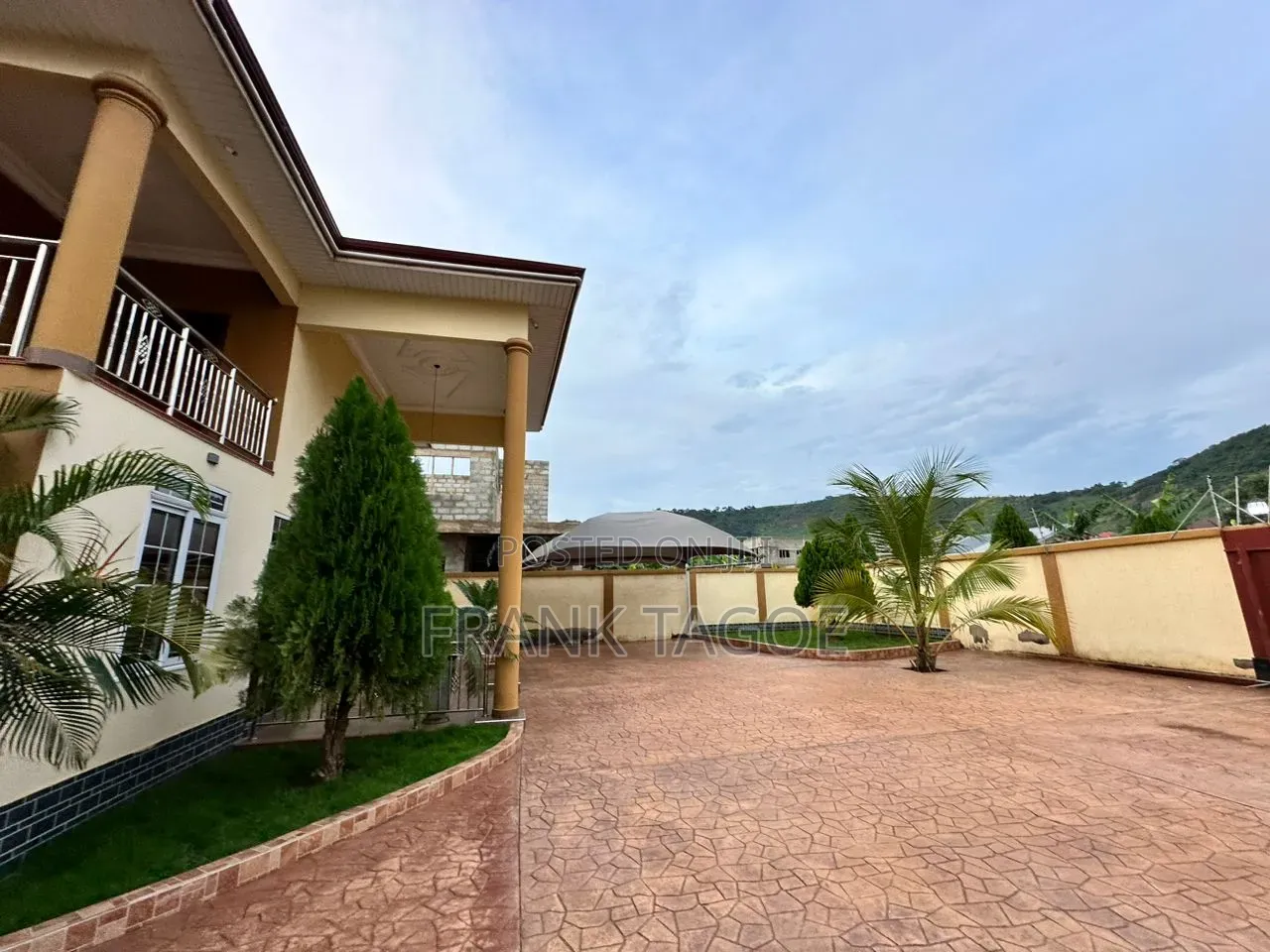 5bdrm House in Danfa for sale