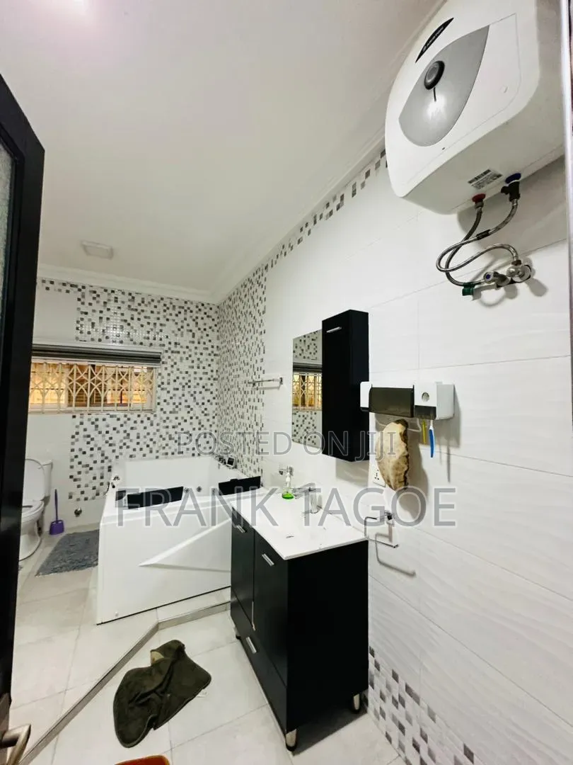 5bdrm House in Danfa for sale