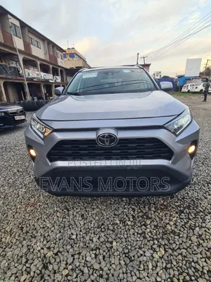 Toyota RAV4 XLE 2021 Silver