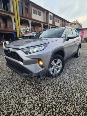 Toyota RAV4 XLE 2021 Silver