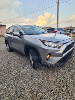 Toyota RAV4 XLE 2021 Silver