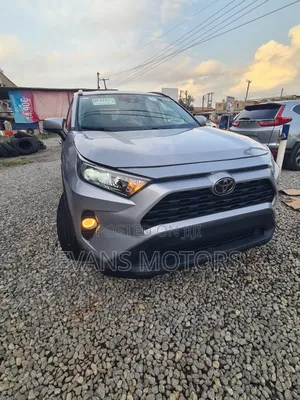 Toyota RAV4 XLE 2021 Silver