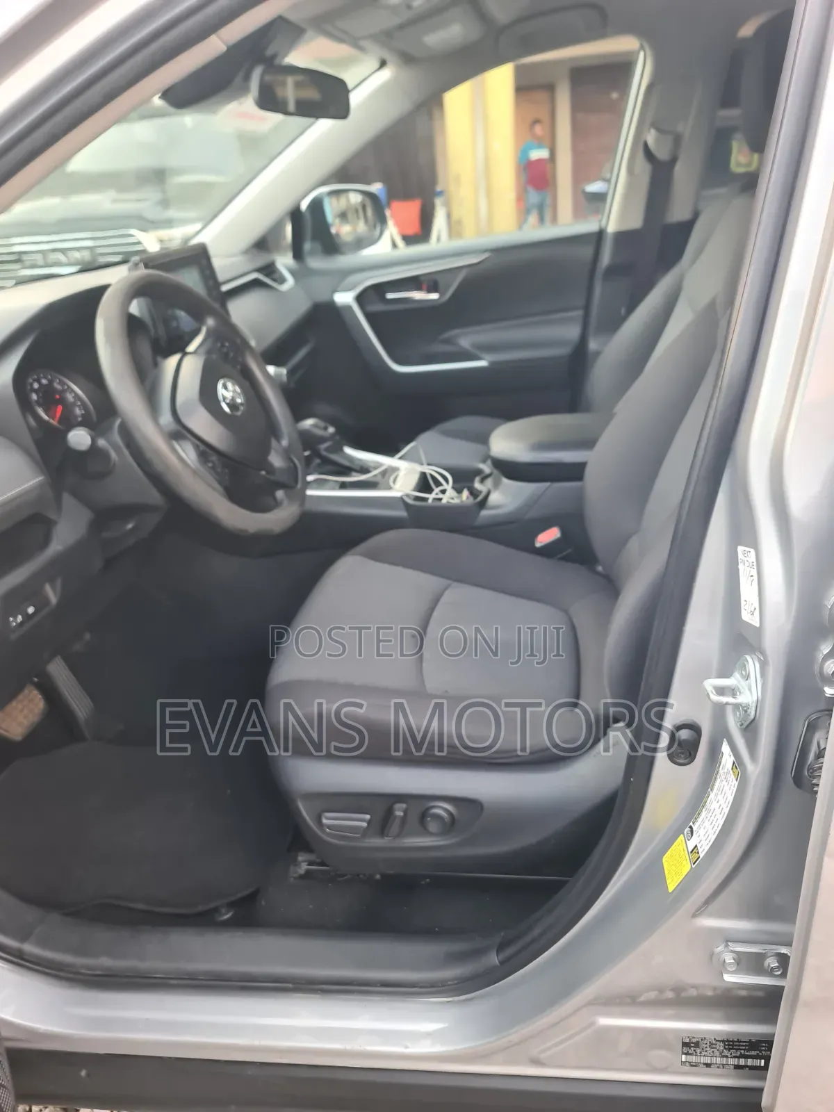 Toyota RAV4 XLE 2021 Silver