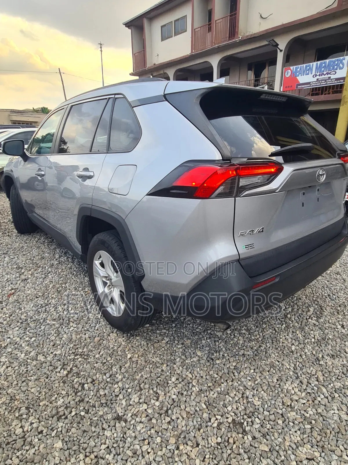 Toyota RAV4 XLE 2021 Silver