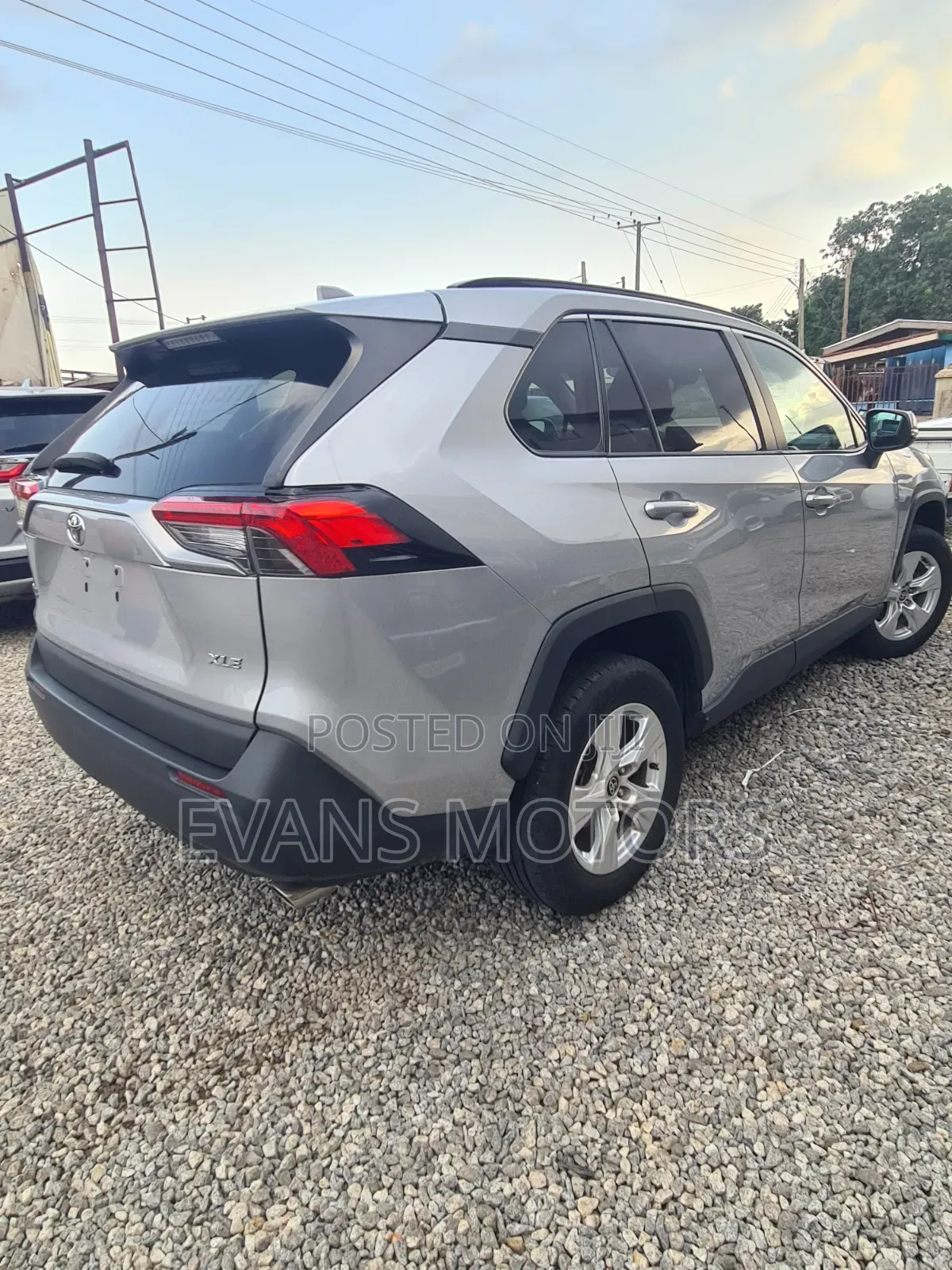 Toyota RAV4 XLE 2021 Silver